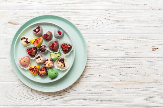 Kolorowo podana potrawa na drewnianym stole